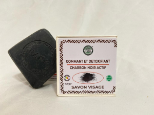 Savon visage gommant au charbon noir actif 